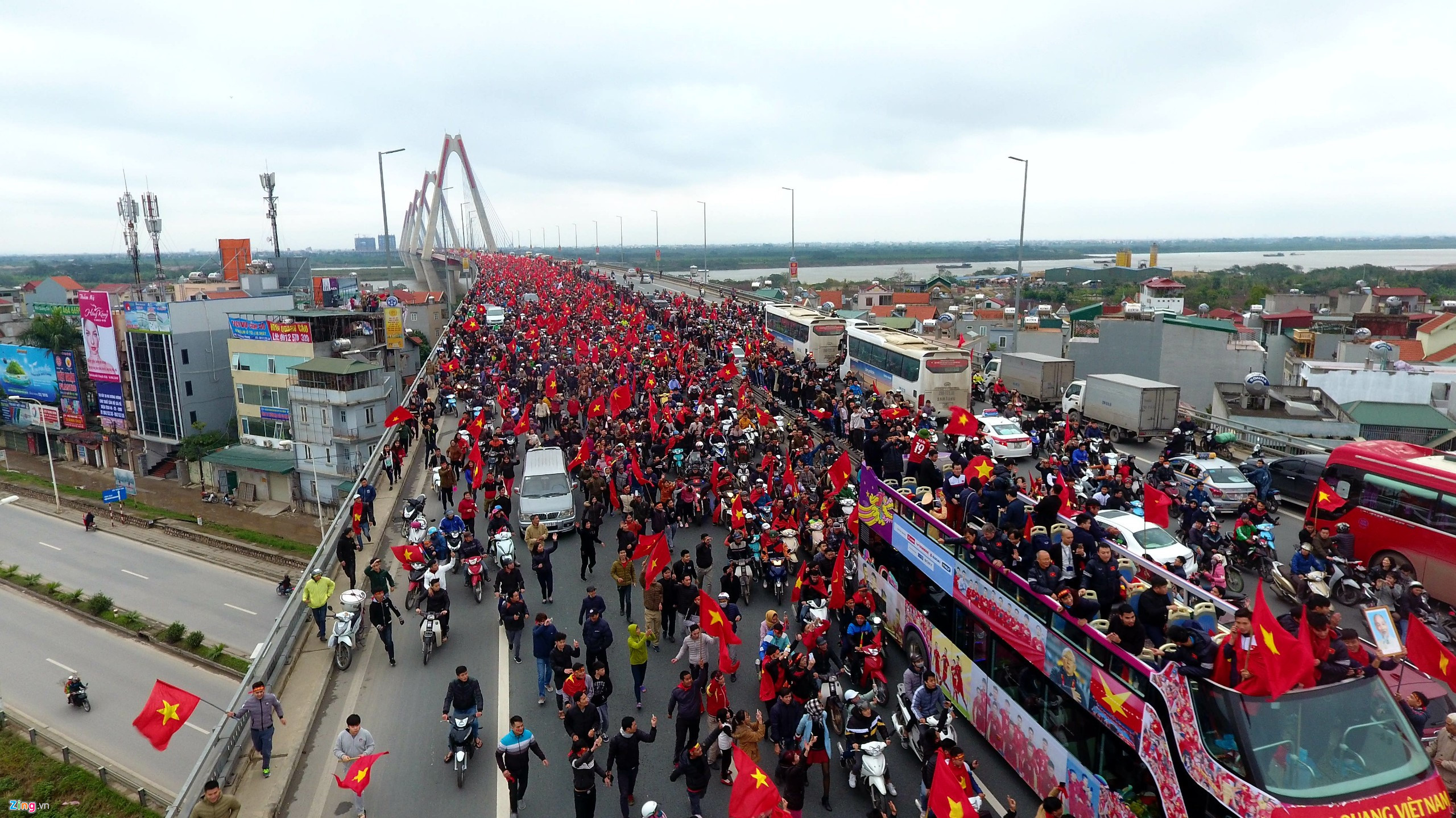 Flycam cảnh xe buýt chở U23 Việt Nam bị vây kín trên cầu Nhật Tân